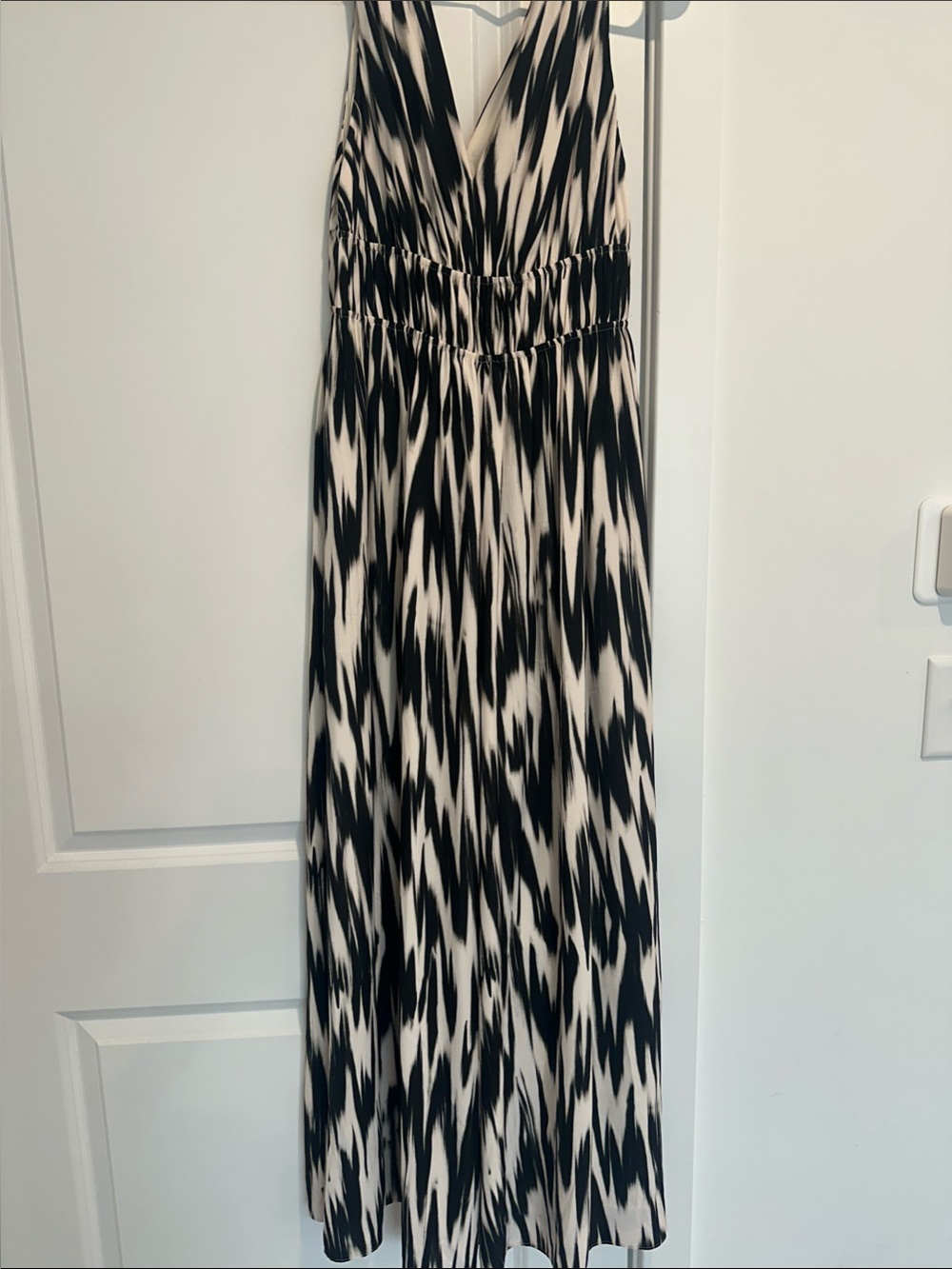 Banana Republic Black and White V-Neck Sleeveless Maxi Dress